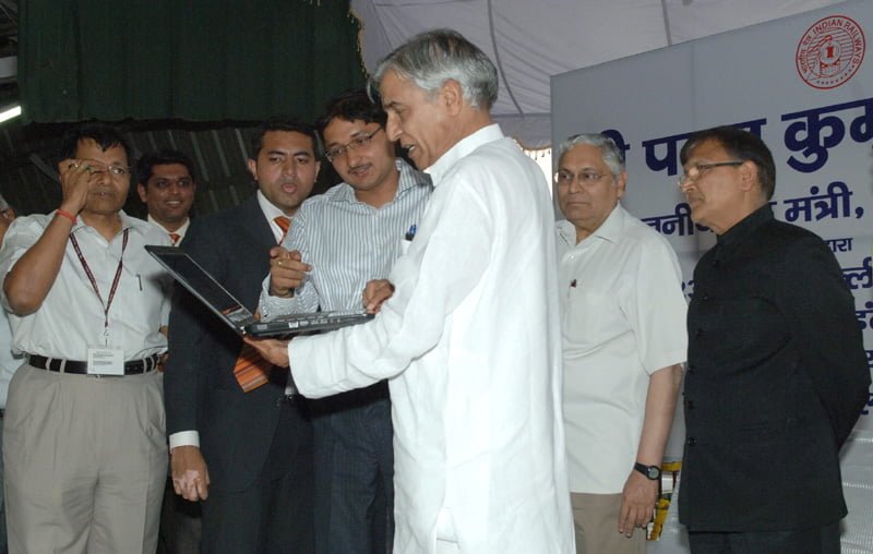 Minister for Railways, Shri Pawan Kumar Bansal launching the Wi-Fi- facility as a pilot project on Howrah Rajdhani Express