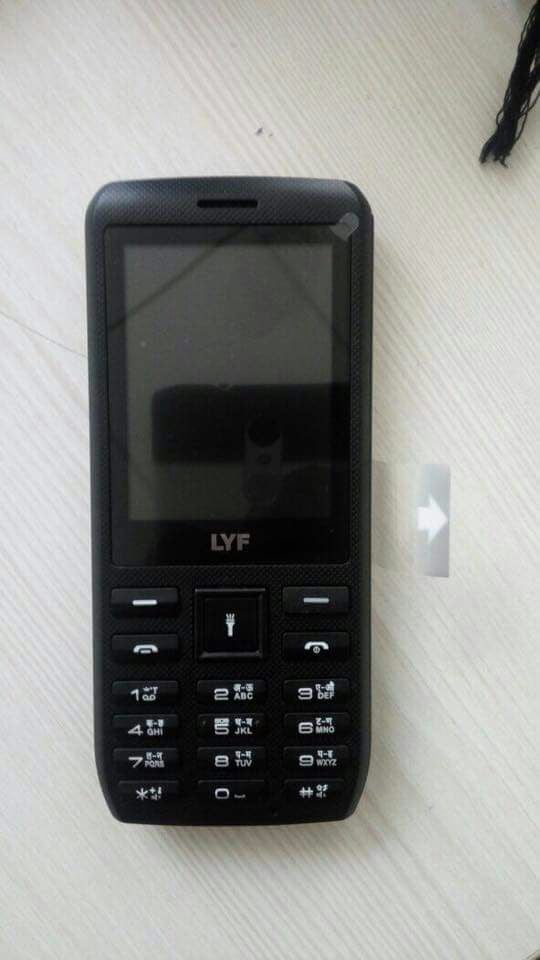 jio-4g-feature-phone-1