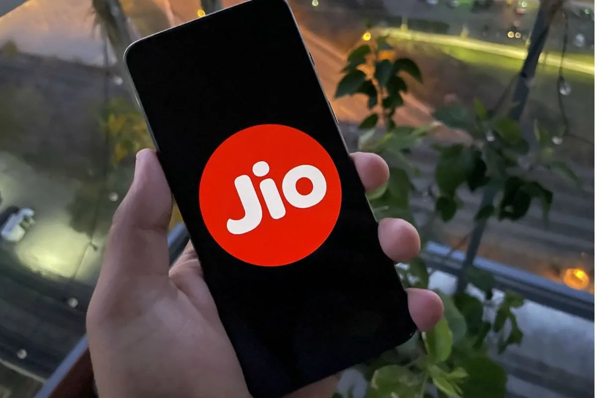 jio adding active users even as overall