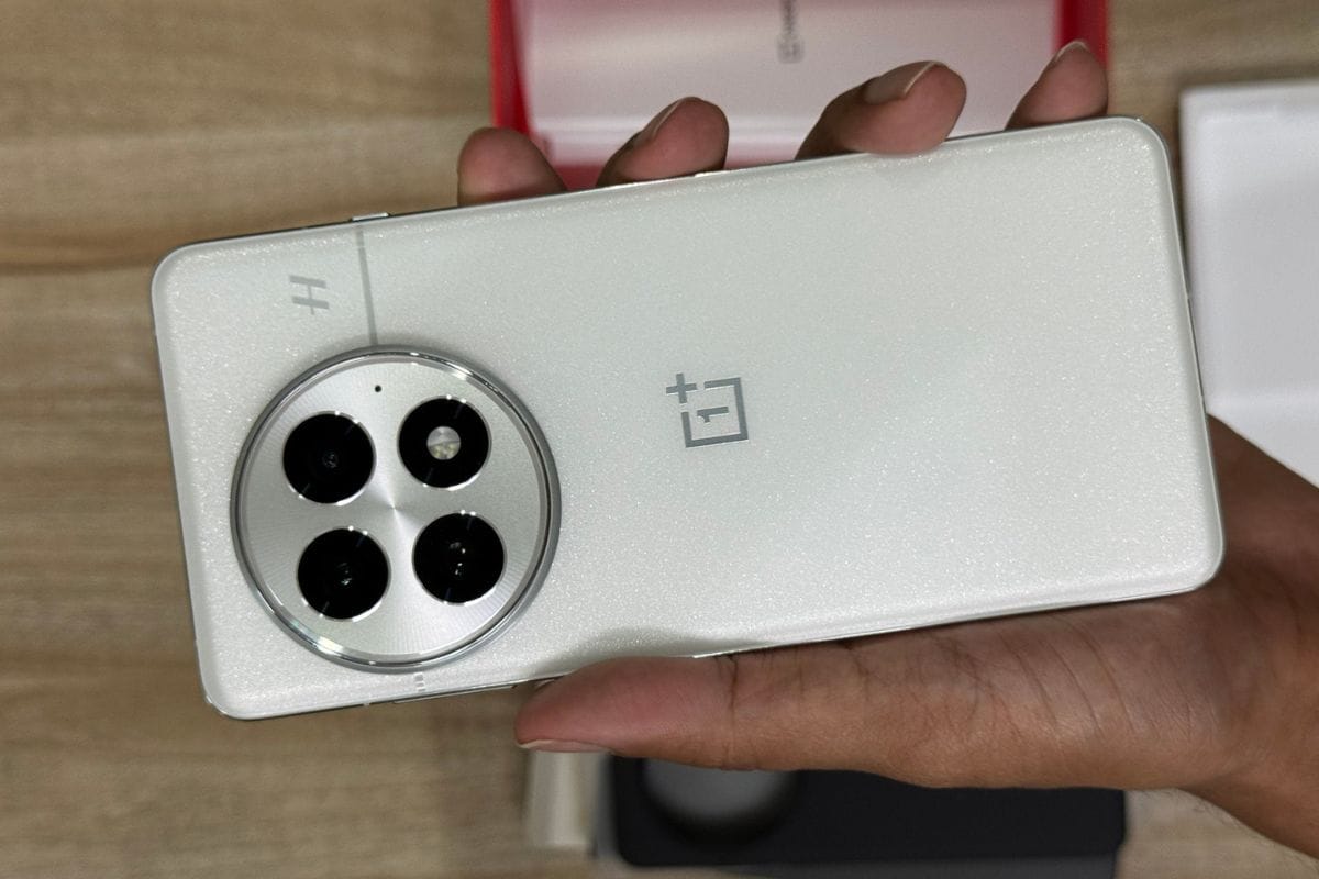 oneplus 13 glacial white looks extremely beautiful (2)