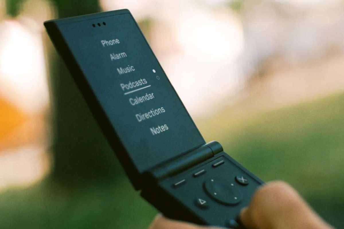 Light Flip Phone Looks Super Cool